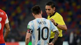 Ya perjudicó al fútbol chileno: las grandes polémicas de Jesús Valenzuela, el árbitro de La Roja vs Colombia