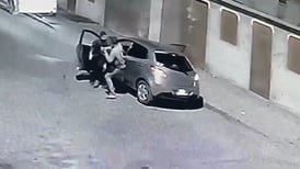 VIDEO | Asalto en Alto Hospicio: Dos sujetos le robaron vehículo a conductor y escaparon