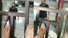 VIDEO | Exige que le entreguen sus ahorros: Hombre armado toma ocho rehenes en un banco de Beirut