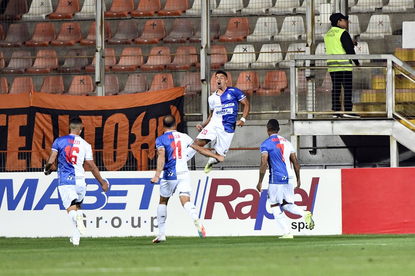 Adrián Cuadra, izquierda derecha centro, celebra su gol contra Antofagasta durante el partido de primera B