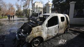 VIDEO | Incendio en Buin termina con tres autos destruidos y dos casas afectadas