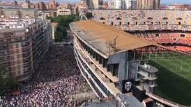 VIDEO | Impresionante postal: Hinchas del Valencia no entraron al estadio para protestar contra los dirigentes