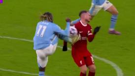VIDEO | ¿Era penal? El patadón de Doku que fue ignorado en el final del Liverpool vs Manchester City