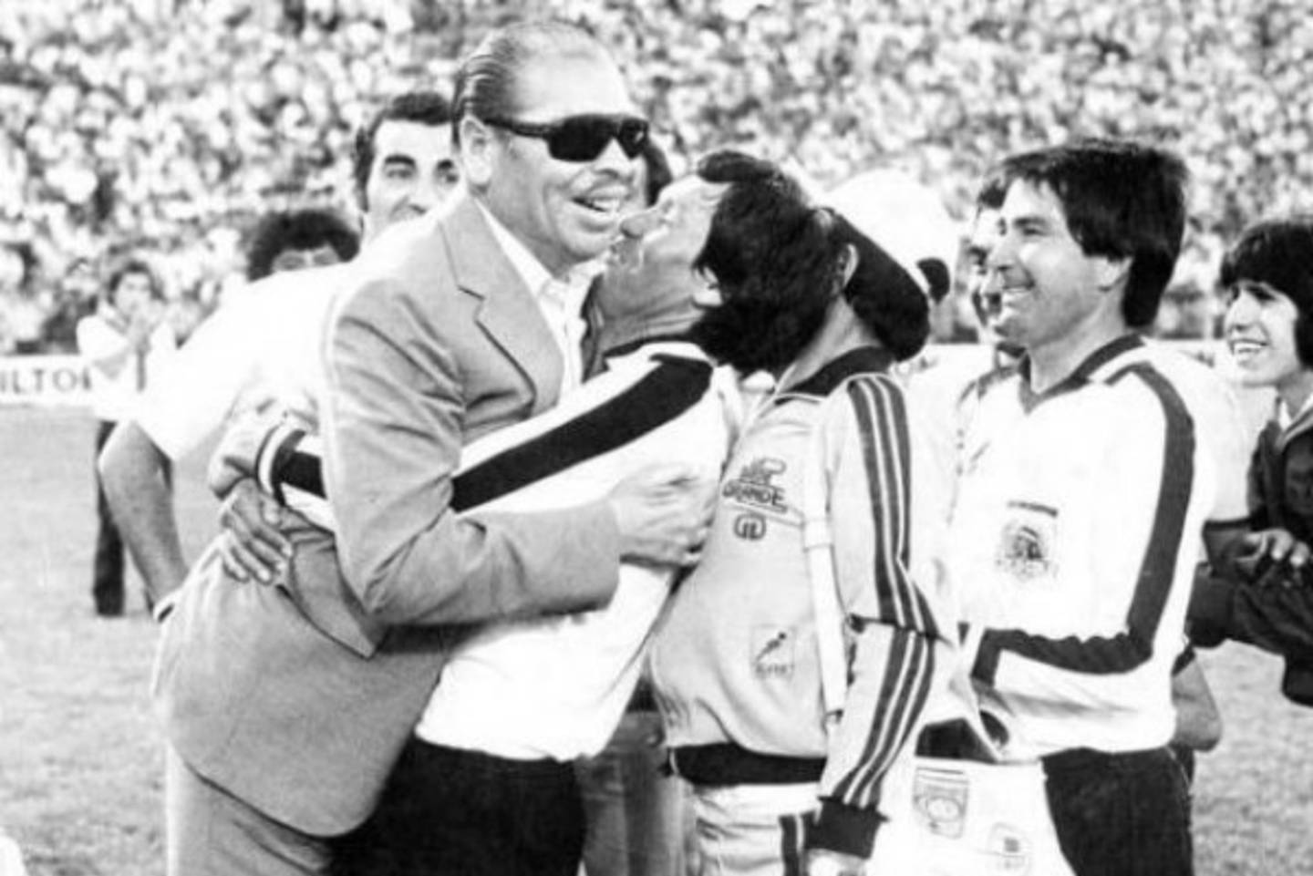El entrenador Luis Álamos celebrando con los jugadores de Colo Colo en 1972.