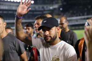 Neymar volvió al Santos y rindió homenaje a leyenda brasileña