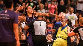 La brutal pelea entre jugadoras del Phoenix Mercury y Dallas Wings en la WNBA