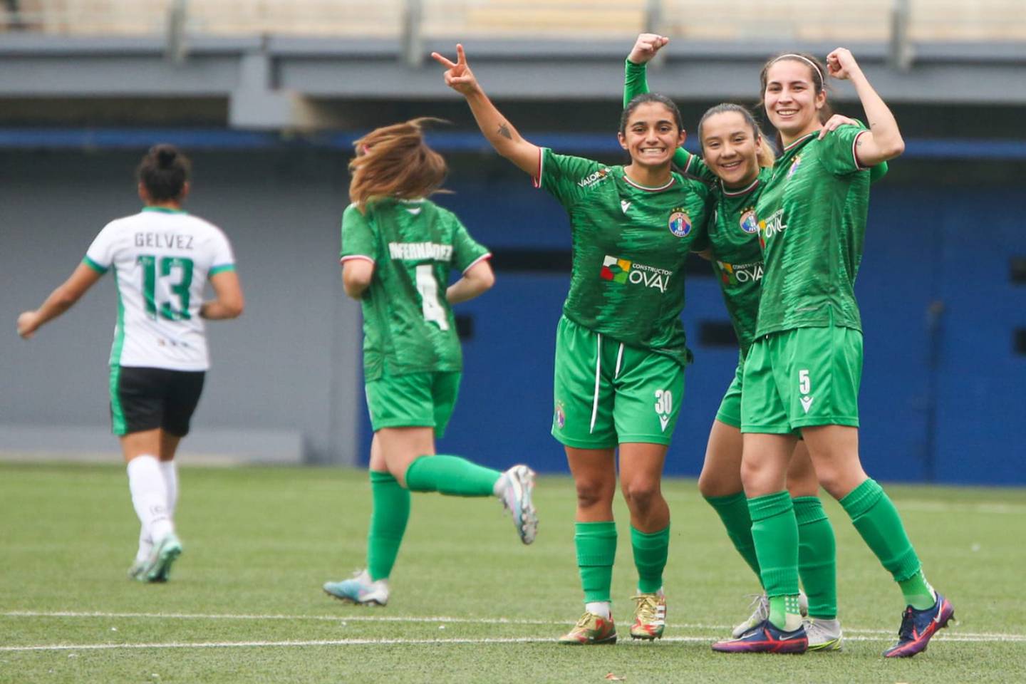 Jugadoras de Audax Italiano festejan un gol durante un partido del Campeonato Nacional Femenino.