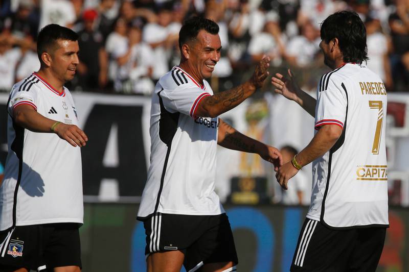 El ex futbolista Esteban Paredes saludando a Jaime Valdés y Gonzalo Fierro en su despedida del fútbol profesional.