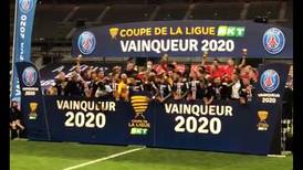 Pura alegría: Thiago Silva levantó la Copa de la Liga de Francia