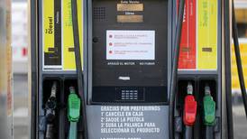 Precio de las bencinas: ¿Cuánto disminuye o aumenta el valor de los combustibles?
