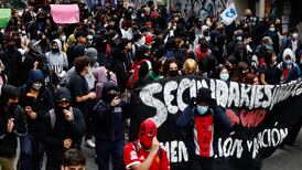 VIDEO | Estudiantes secundarios marchan en Valparaíso por Plaza Sotomayor: Se dirigen al Congreso