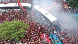 Caravana de hinchas complicó arribo de Flamengo el aeropuerto
