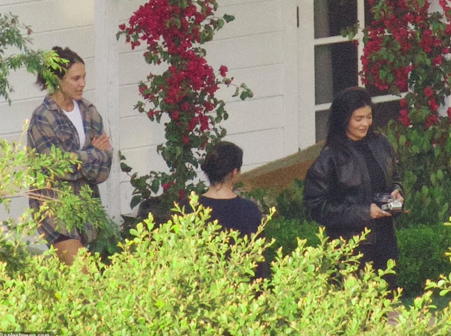 Kylie Jenner conversando con Pauline Chalamet