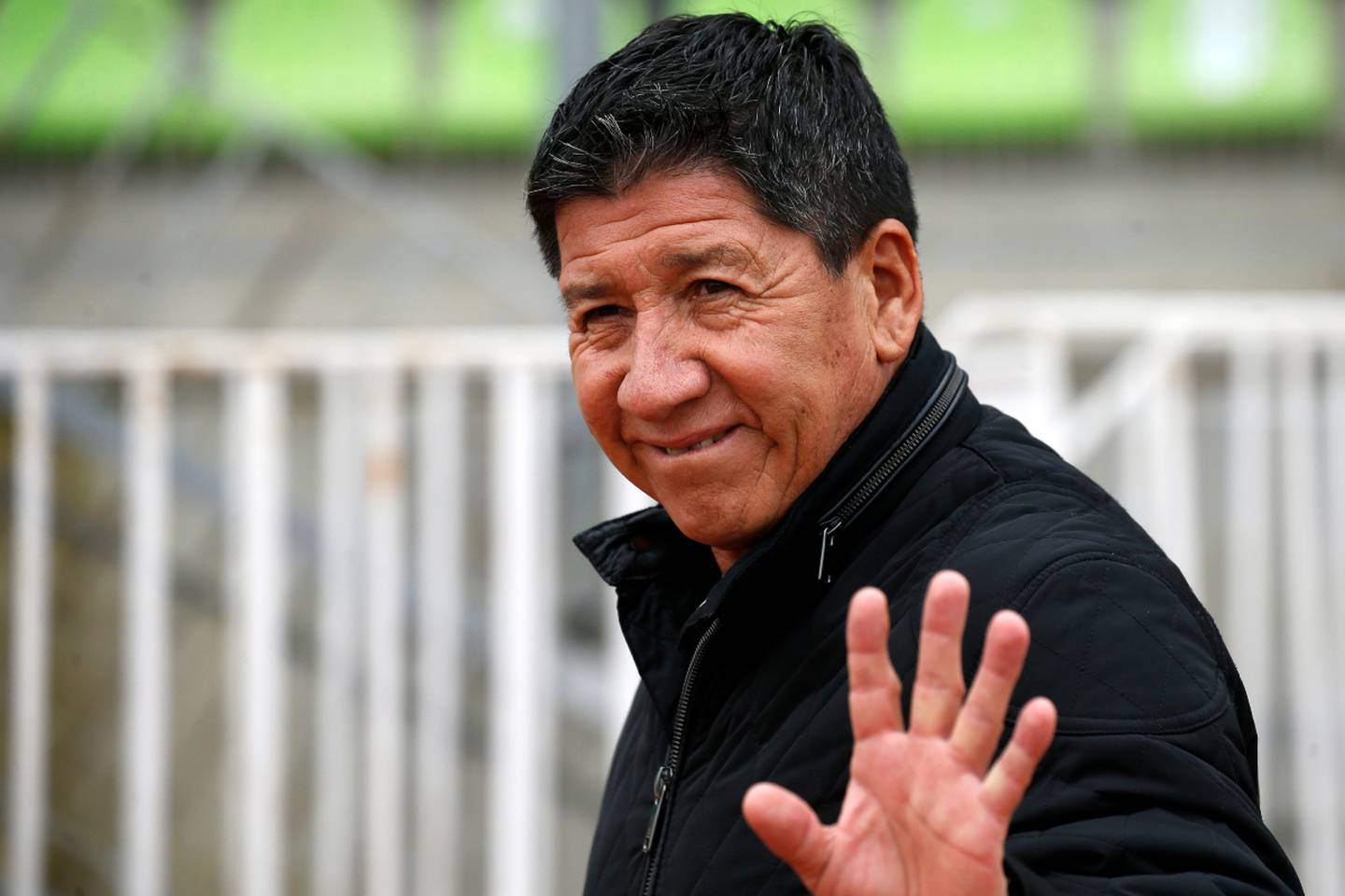 El ex futbolista Jaime Vera saludando en su rol como entrenador.