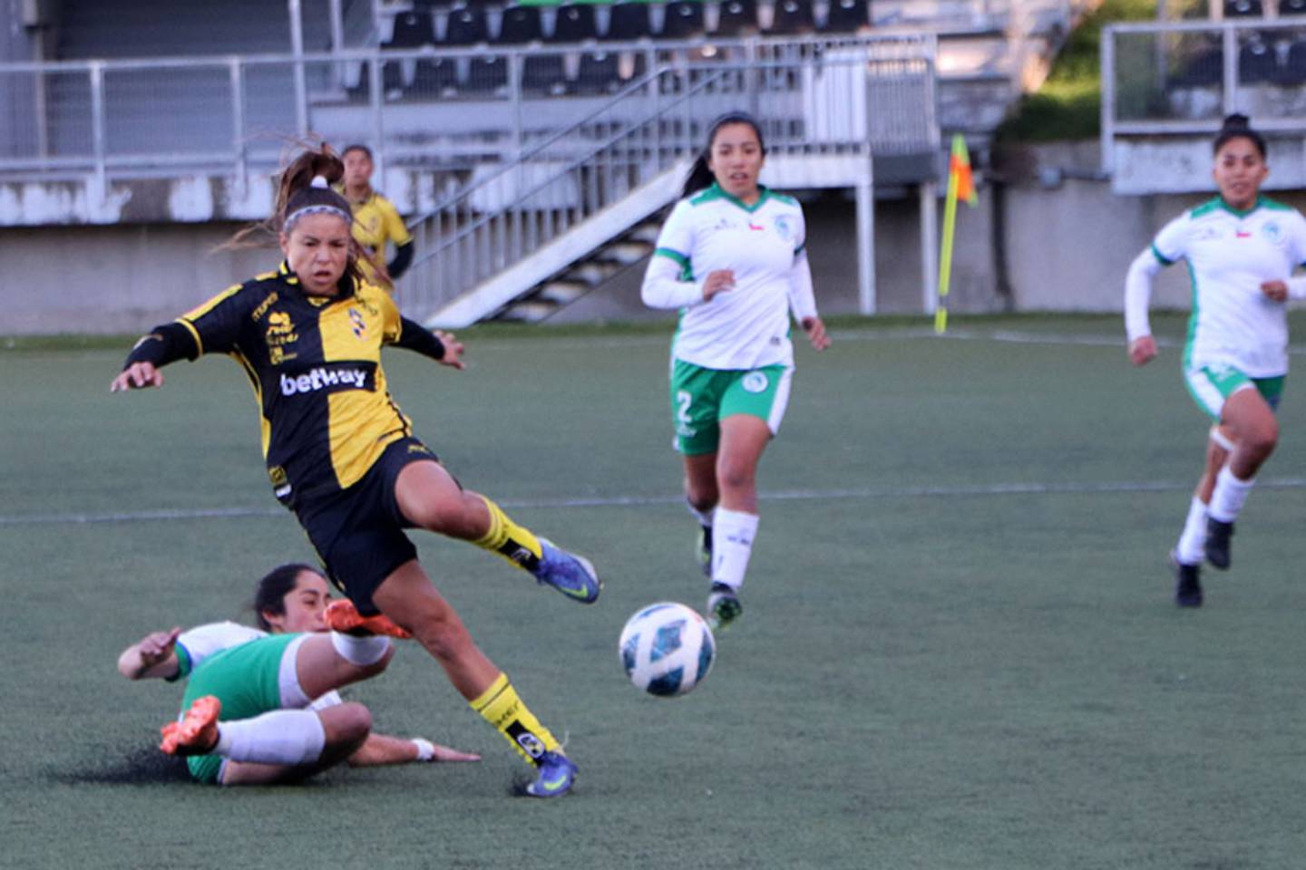 Jugadoras de Coquimbo Unido y Deportes Puerto Montt disputan un balón en el Estadio Chinquihue, en la novena fecha del Campeonato Nacional Femenino.