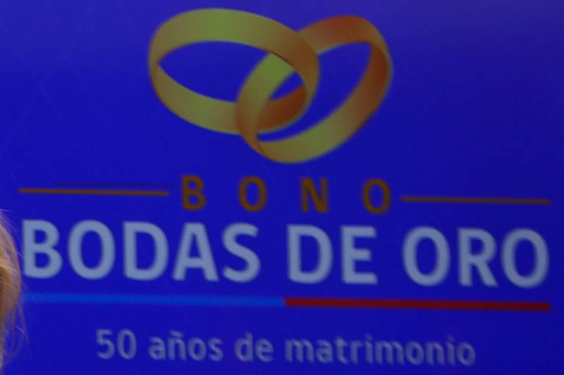 Letrero con información del Bono Bodas de Oro que se otorga en Chile.