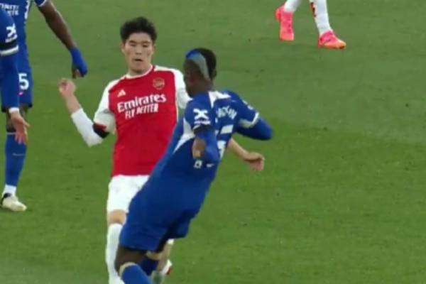 VIDEO | No hubo ni amarilla: el terrible planchazo de Moisés Caicedo a Tomiyasu en la Premier League