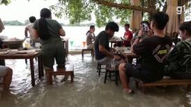 VIDEO | Con el agua hasta las pantorrillas: el restaurante inundado es furor en Tailandia