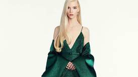 Anya Taylor-Joy deslumbró con un lujoso vestido Dior y joyería de más de un millón de dólares en los Golden Globes 2021