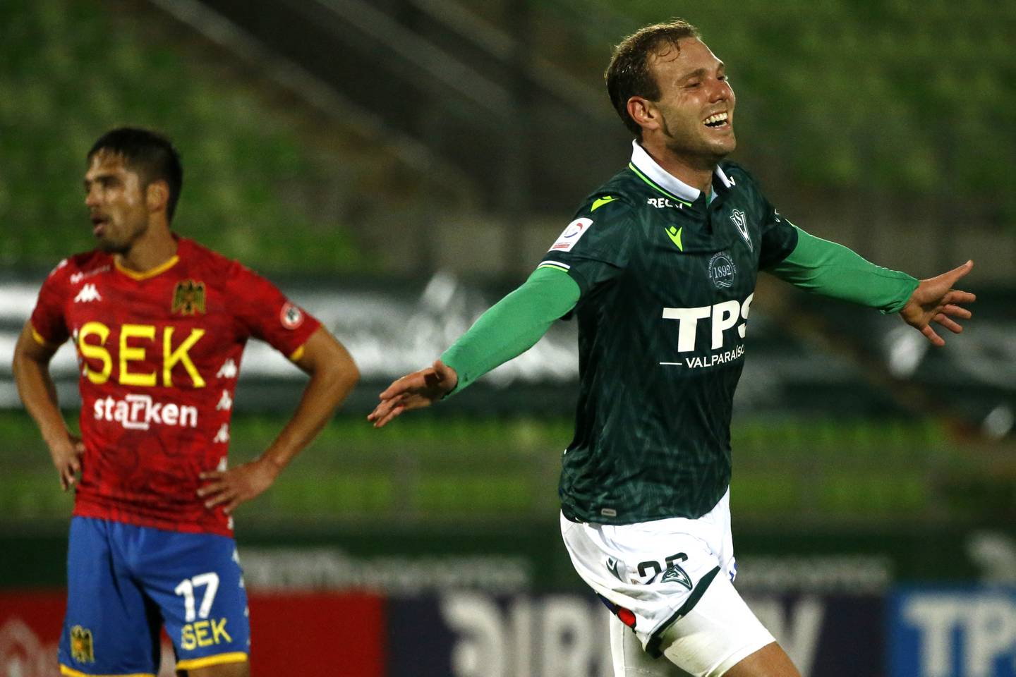 Carlos Rotondi en primer plano festeja un gol en su paso por Santiago Wanderers en 2021.