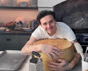 Brooklyn Beckham fríe pollo en costoso aceite y le llueven críticas