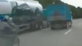VIDEO I De milagro: A motociclista le cae una carpa en plena autopista y por poco es atropellado