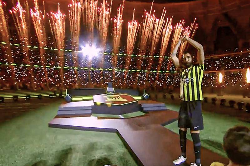 Fuegos artificiales adornan el recibimiento del delantero francés Karim Benzema como nuevo refuerzo del Al-Ittihad.