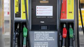Precio de la bencina: Conoce las 13 comunas con una diferencia superior a $50 por litro