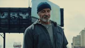 Sylvester Stallone se desmarca del cine de superhéroes de Marvel y DC Comics con su nueva película "Samaritan"