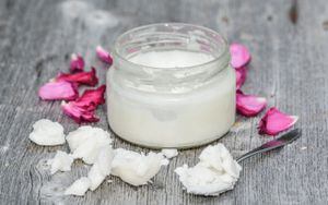 Aceite de coco en las pestañas: Para qué sirve y cómo usarlo correctamente