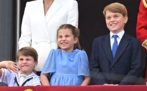 George, Charlotte y Louis posan sonrientes junto al príncipe William para celebrar el Día del Padre