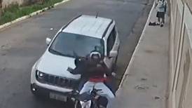 VIDEO I Vio cómo asaltaban a una pareja en moto y no dudó en atropellar a los ladrones