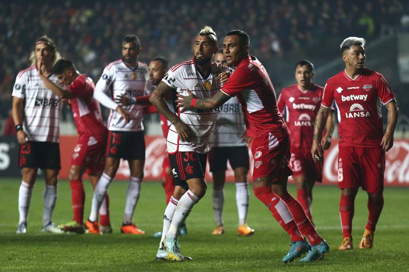 Arturo Vidal es marcado por Juan Leiva en el partido de Ñublense y Flamengo en la Copa Libertadores.