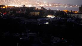 Reportan cortes de luz en varias zonas de Chile: Existen más de 230 mil afectados