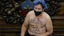 Convencional Alejandra Pérez expuso a torso desnudo ante el pleno su lucha contra el cáncer de mama
