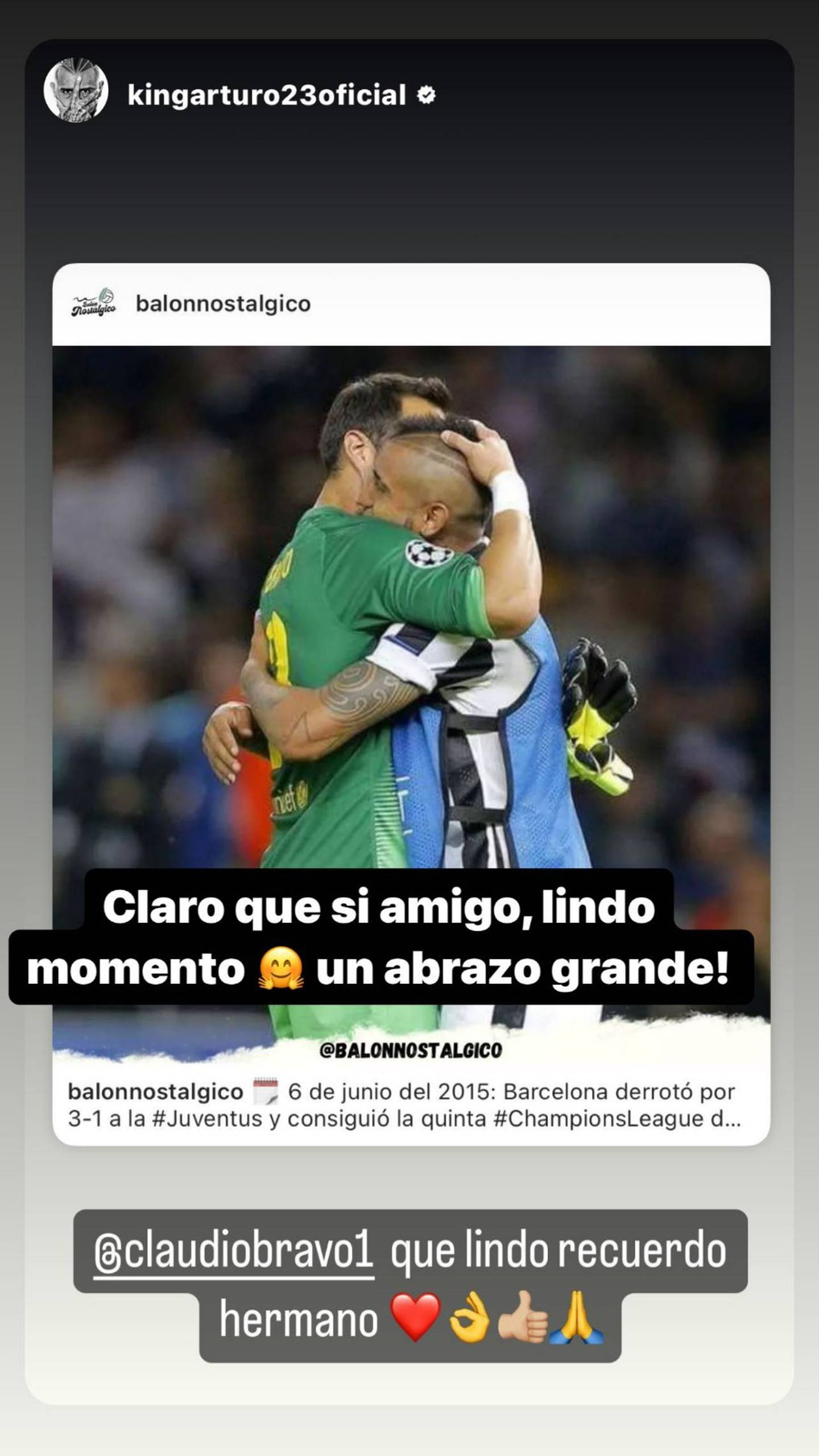 Captura de una historia de Instagram en la que aparecen abrazados los futbolistas chilenos Claudio Bravo y Arturo Vidal.