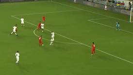 VIDEO | Jorge Valdivia realizó magistral jugada con Ronaldinho en partido de leyendas: el palo impidió el gol