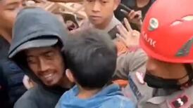 VIDEO | Exitoso rescate de niño de cuatro años bajo los escombros tras sismo en Indonesia