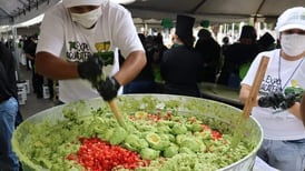 ¡Una delicia! Mexicanos entraron a los Récords Guinness tras preparar la olla de guacamole más grande del mundo