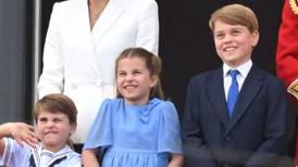 George, Charlotte y Louis posan sonrientes junto al príncipe William para celebrar el Día del Padre