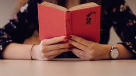 Test Mental: Resuelve cómo puede la mujer seguir leyendo su libro en la oscuridad