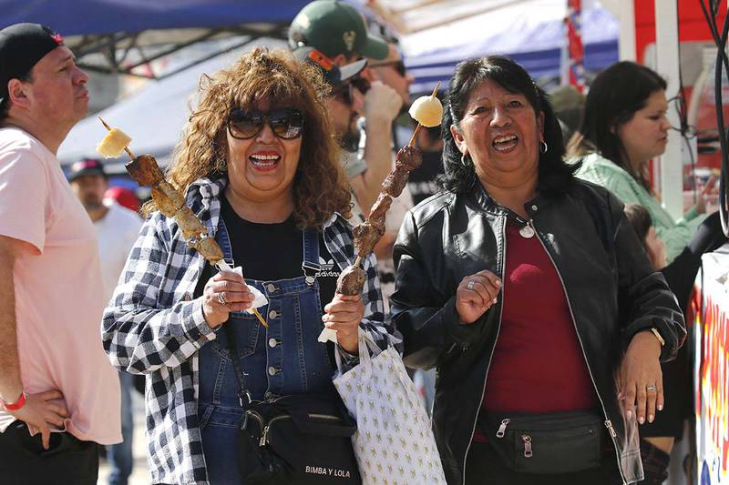Dos mujeres disfrutan de las Fiestas Patrias 2023 en el Parque O'Higgins.