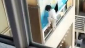 VIDEO | Captaron a un niño colgando desde la terraza del piso 21 en Estación Central