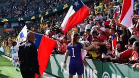 Jugadoras de la Roja y los hinchas en Sydney cantaron por el pueblo chileno