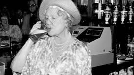 "Bebía al menos tres veces al día": La madre de la Reina Isabel II y su relación con el alcohol