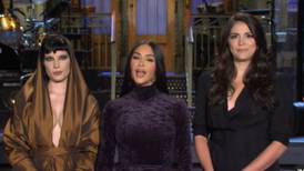 Con apoyo de sus hermanas y un sobrio look: Así fue el debut de Kim Kardashian en "Saturday Night Live"