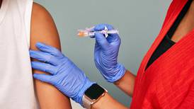 EE.UU. prevé vacunar a niños contra COVID-19 a mitad de año