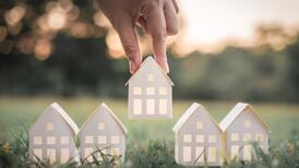 Serán gratis para adultos mayores: Anuncian construcción de viviendas en comuna de la RM