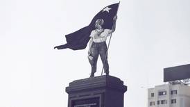 Parlamentarios de oposición plantean cambiar estatua de Baquedano por una de Gabriela Mistral