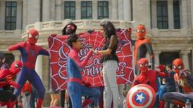 VIDEO | "Conlleva una gran responsabilidad": Hombre pidió matrimonio disfrazado y ambientado de Spider-Man